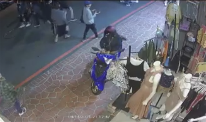 警方强调，辖区六分局正调阅监视器，并依该女子骑的机车，依车牌持续扩大侦办中。（陈世宗翻摄）