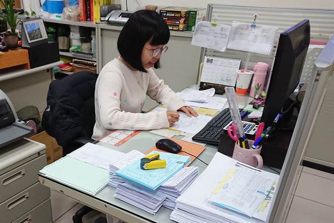 劳动力发展署中彰投分署推动「青年职得好评试办计画」，协助15-29岁连续失业6个月以上青年，寻职成功稳定就业3个月后，可获得3万元寻职就业奖励金。（陈世宗传真）