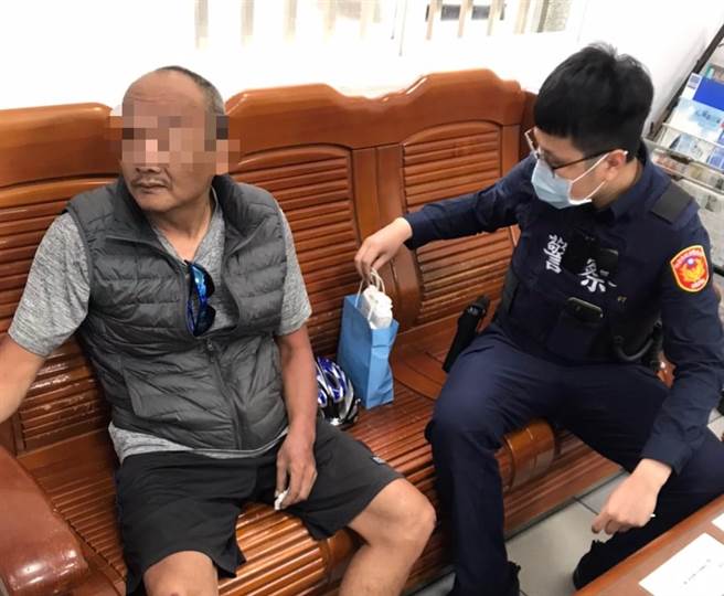 一名罹患癌症的男子外出运动突然身体不适，巡逻员警主动上前关心。（平镇分局提供／邱立雅桃园传真）
