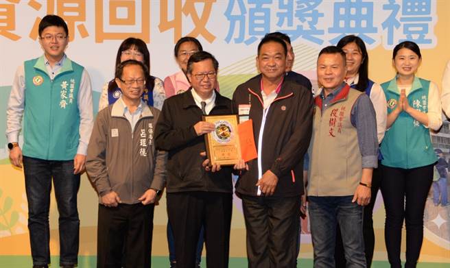 桃园市长郑文灿15日亲临颁奖典礼现场，替参加比赛的志工们勉励。 （姜霏摄）