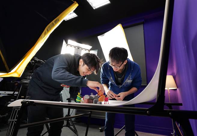 龙华科大数位内容中心建置崭新的数位学习场域，引领学子用创意玩出专业。(校方提供)