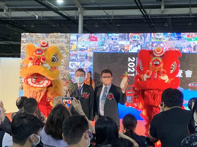 「2021商業車博覽會」在祥獅獻瑞表演中揭開序幕。(林欣儀攝)