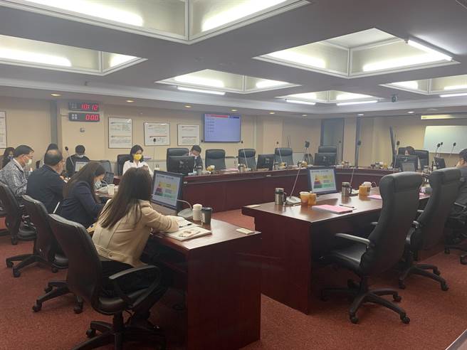 市議員鍾佩玲批評，北市教育局設計問卷問題很大，應重新檢視雙語教育成效，而非在乎表面數字。（黃婉婷攝）