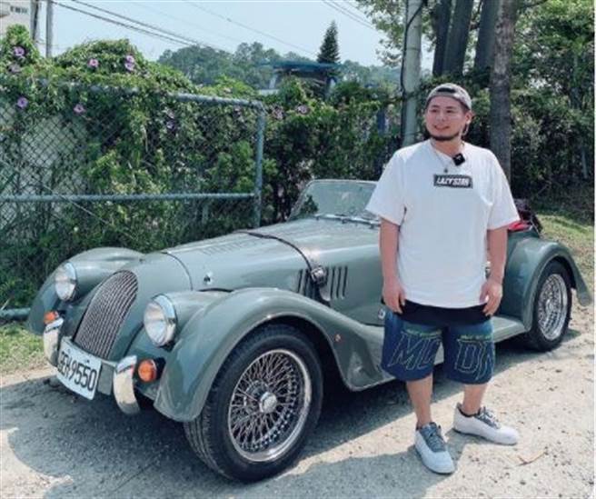 「在不疯狂就等死」团长游否希去年花百万，向所属娱乐公司买下Youtube频道，如今事隔一年，他将粉丝专页经营权已移转给「时雨创意媒体」。(图翻摄自/游否希IG)