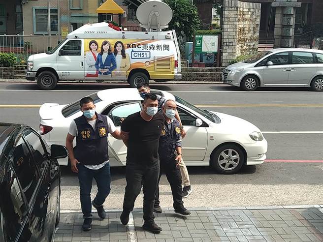 高雄市仁武区13日凌晨发生权利车厂枪击案，警方今天中午在大社区逮捕24岁胡姓主嫌，员警将对他进行侦讯，以厘清涉案人数及犯罪行为等。（林雅惠摄）