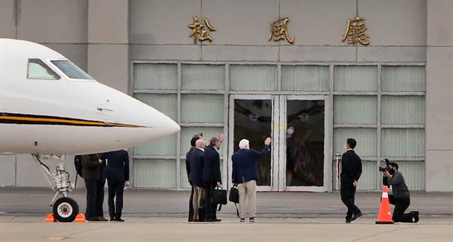 美國前參議員陶德14日率團訪台，訪問團抵達台北松山機場後，雙方人員在專機前合影留念。（圖／范揚光攝）