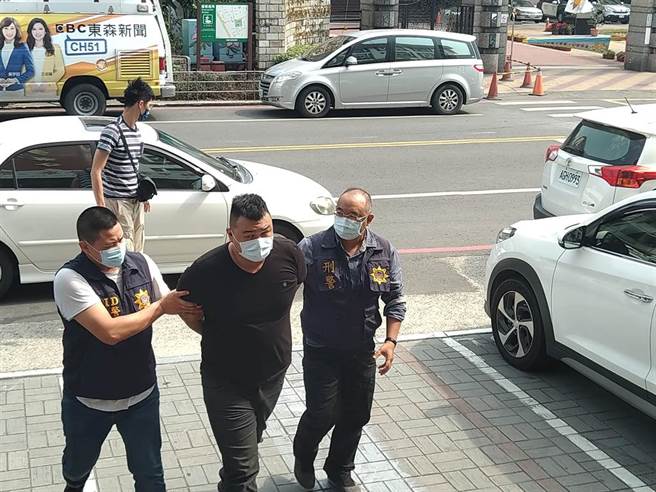 高雄市仁武区13日凌晨发生权利车厂枪击案，警方今天中午在大社区逮捕24岁胡姓主嫌，员警将对他进行侦讯，以厘清涉案人数及犯罪行为等。（林雅惠摄）