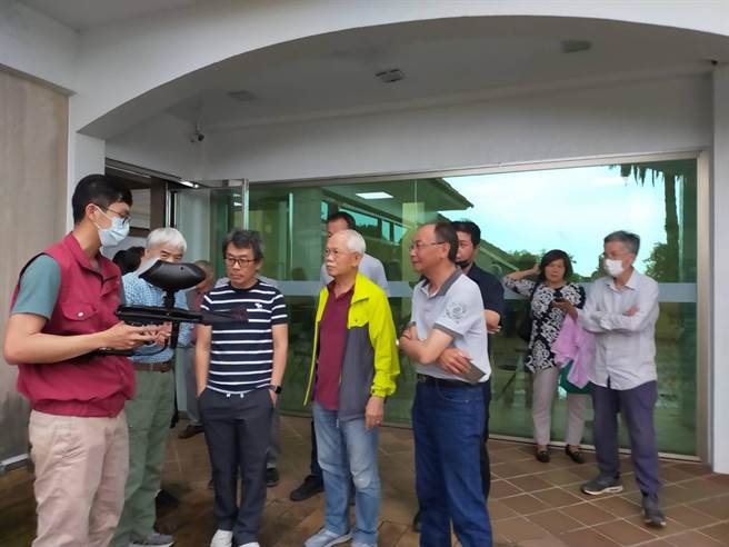 动保处人员说明使用漆弹枪驱离野生动物。（新北市动保处提供）