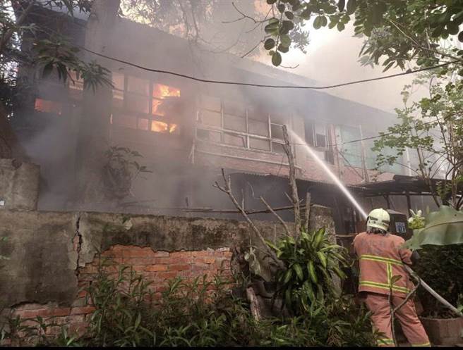 彰化市長順街15日發生住宅失火，烈焰狂燃，濃煙沖天。（彰化縣消防局第一大隊提供／吳敏菁彰化傳真）