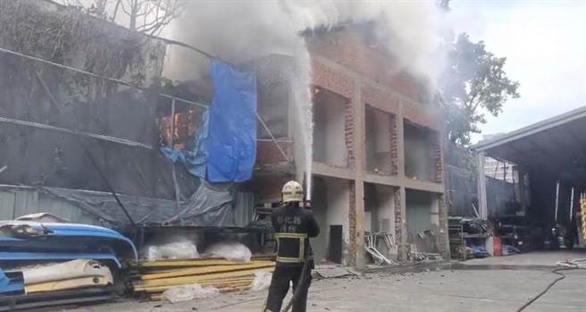 彰化市長順街15日發生住宅失火，烈焰狂燃，濃煙沖天。（彰化縣消防局第一大隊提供／吳敏菁彰化傳真）