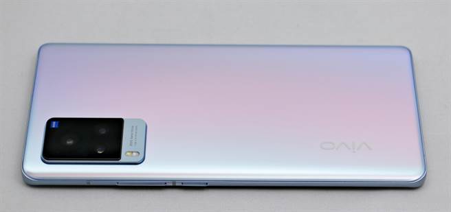 vivo X60 Pro右侧。（黄慧雯摄）
