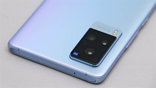 vivo X60 Pro顶部。（黄慧雯摄）
