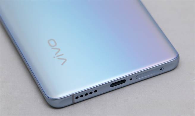 vivo X60 Pro底部。（黄慧雯摄）
