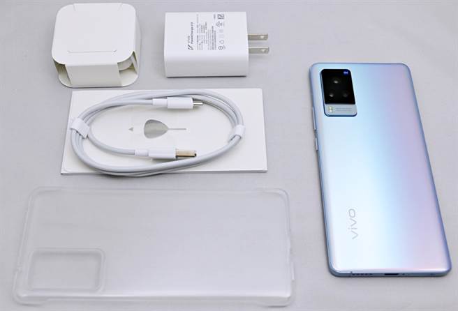 vivo X60 Pro包装内容物。（黄慧雯摄）

