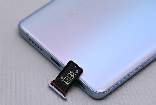 vivo X60 Pro採用双层SIM卡设计，支援5G+4G双卡双待，但不支援microSD卡扩充。（黄慧雯摄）
