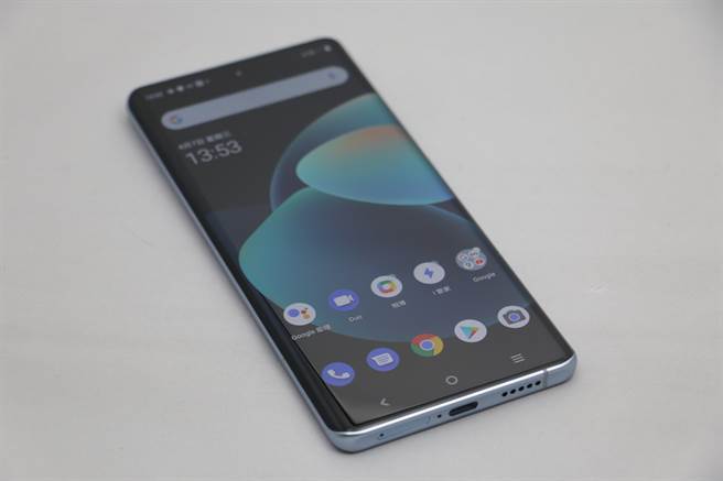 vivo X60 Pro正面样式。双侧曲面的设计让手机看来很亮眼。（黄慧雯摄）
