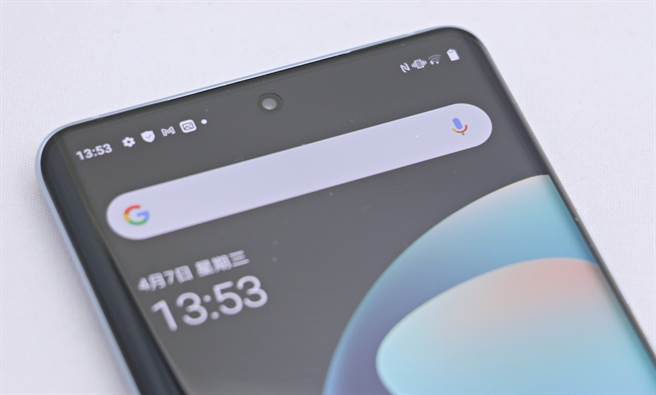 vivo X60 Pro採用打孔萤幕设计，前镜头位在顶端中央。（黄慧雯摄）
