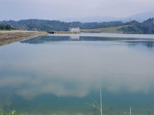 去年（2020年）10月满水位的情景，之后都未下雨，水位一路降低，已减了15公尺。（周丽兰摄）