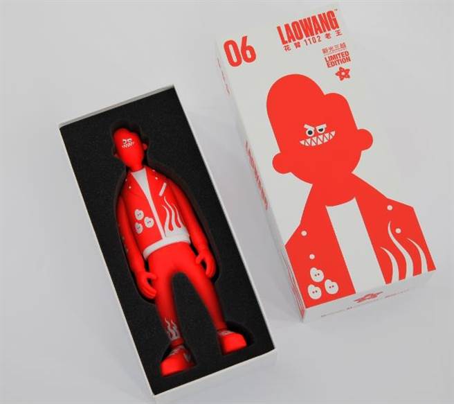 新光三越本季邀马来西亚潮流艺术家Ken Wong以知名创作角色「花臂老王」带来全新空间装置艺术。（新光三越提供）