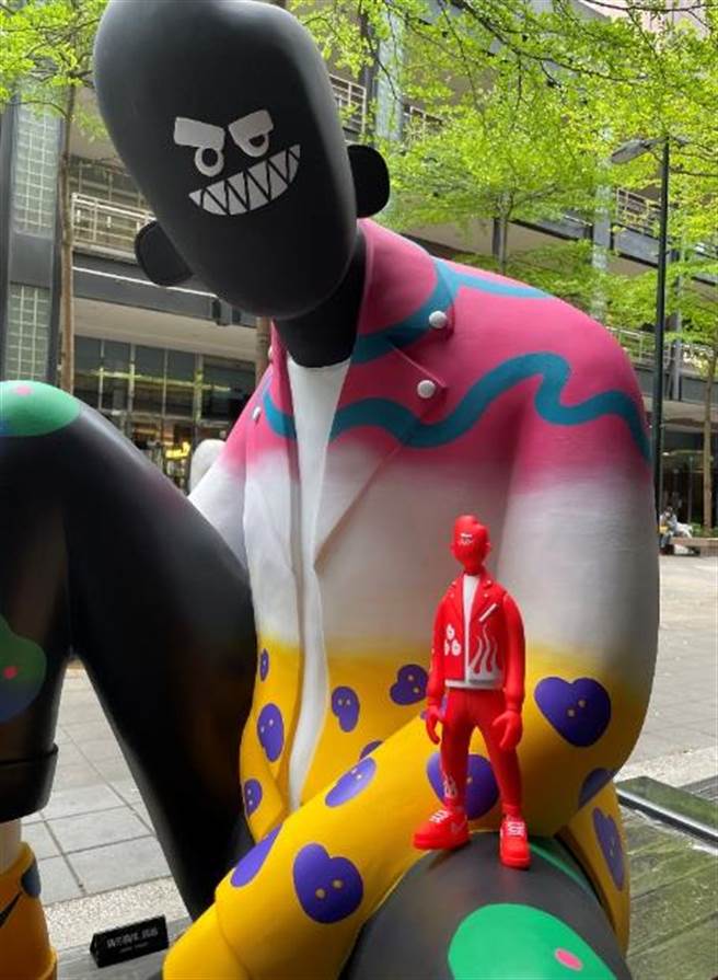 新光三越 x 花臂老王联名公仔，全台限量100件，29日起开启新光三越APP台北信义新天地「精选优惠专区」，可抢先领取购买资格。（新光三越提供）