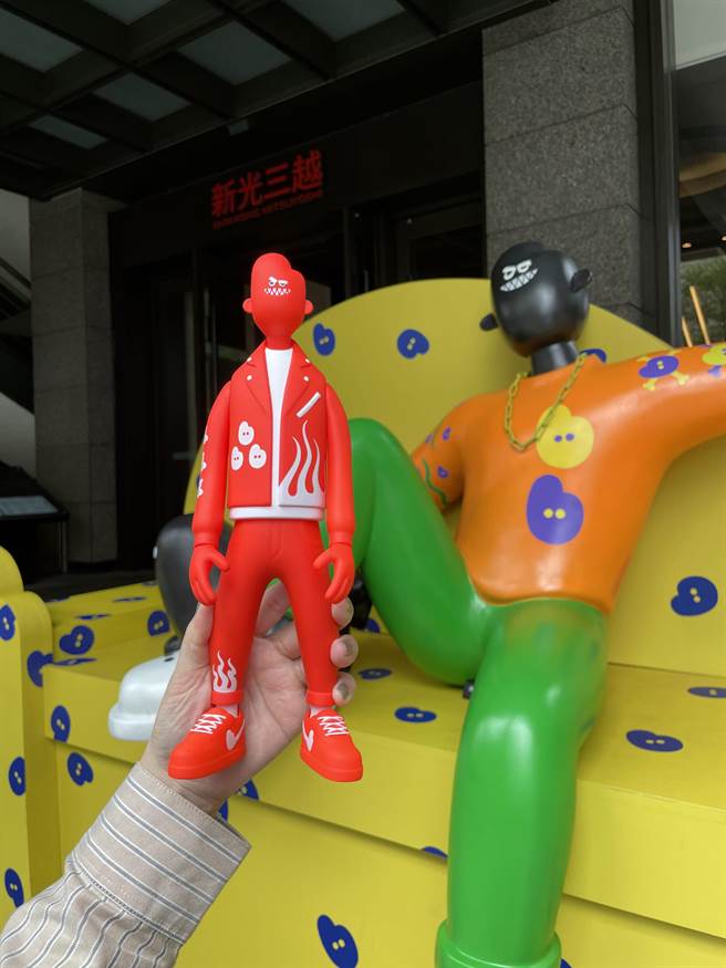 新光三越 x 花臂老王联名公仔，全台限量100件，29日起开启新光三越APP台北信义新天地「精选优惠专区」，可抢先领取购买资格。（新光三越提供）