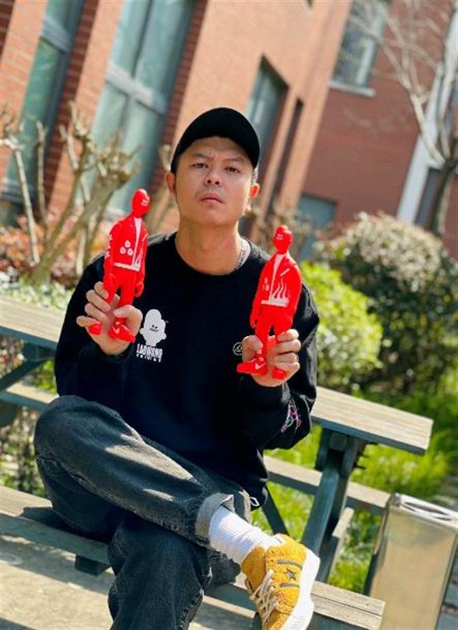 新光三越 x 花臂老王联名公仔，全台限量100件，29日起开启新光三越APP台北信义新天地「精选优惠专区」，可抢先领取购买资格。（新光三越提供）