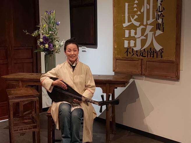 一改過去唱《心經》、《普門品》等溫婉文雅的形象，南管藝術家 王心心嘗試解放自我，挑戰編創白居易《長恨歌》。（李欣恬攝）