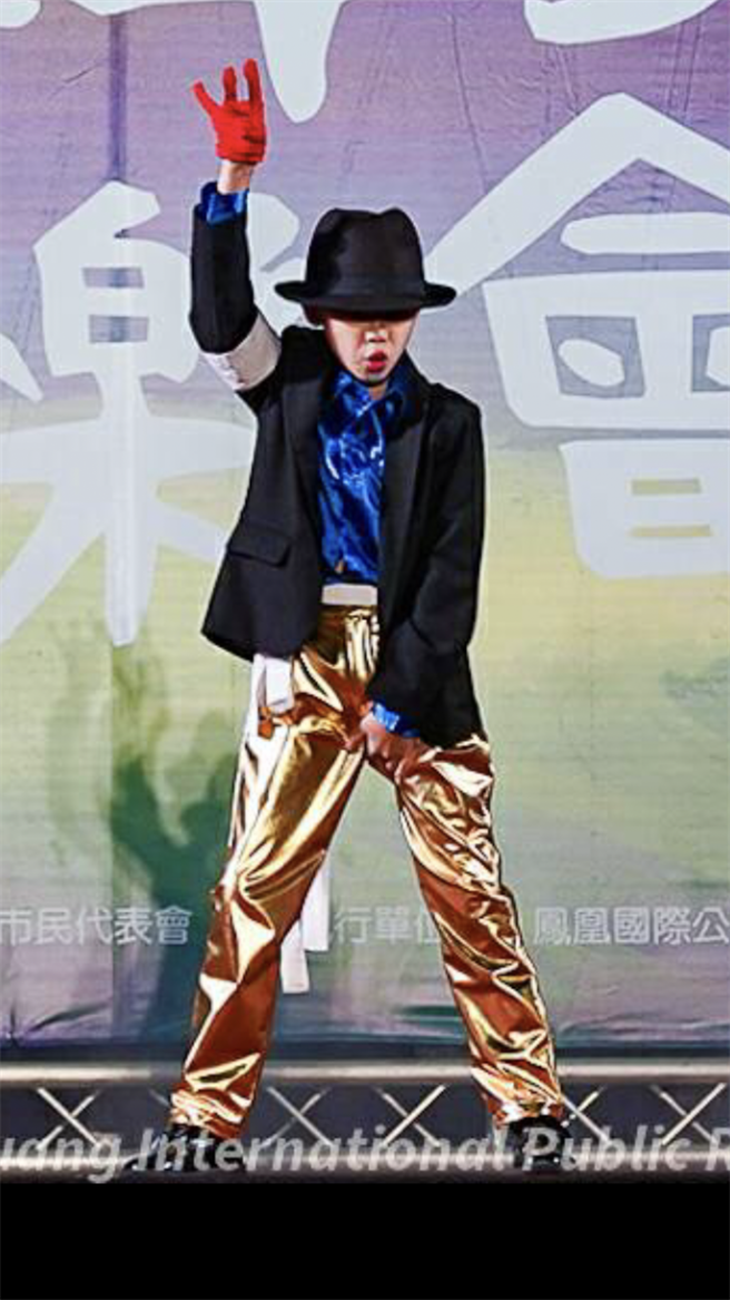 高雄登发国小4年级的林福临，就因跳麦可‧杰克森的舞步维妙维肖，不少人讚誉「麦可再世」。（柯宗纬翻摄）