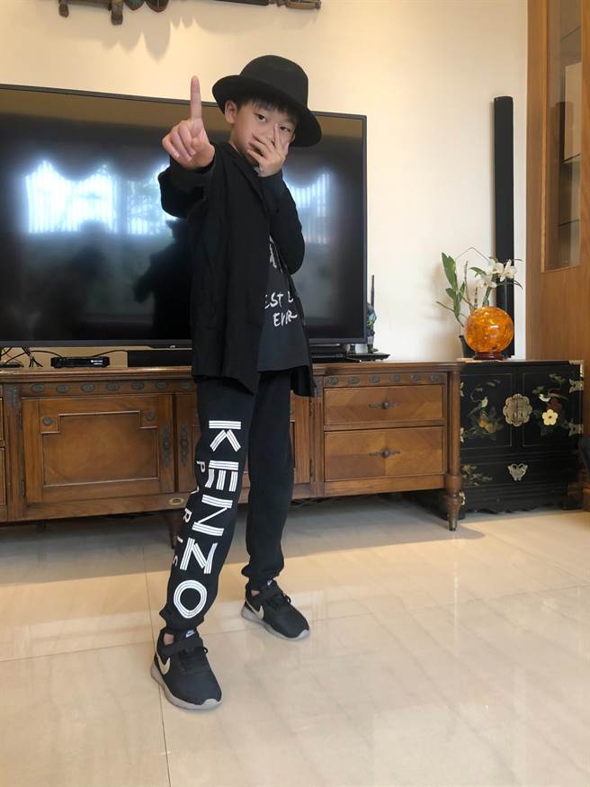 高雄登发国小4年级的林福临，就因跳麦可‧杰克森的舞步维妙维肖，不少人讚誉「麦可再世」。（柯宗纬翻摄）