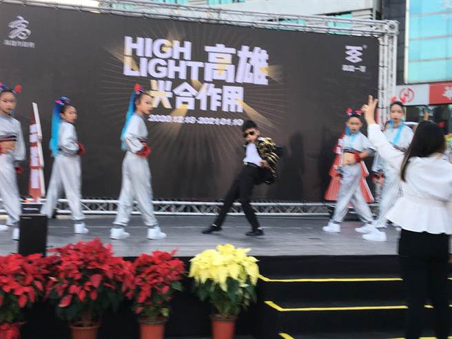 林福临（中）大跳麦可‧杰克森的舞步维妙维肖，常受邀在大小活动演出，毫不怯场。（柯宗纬翻摄）