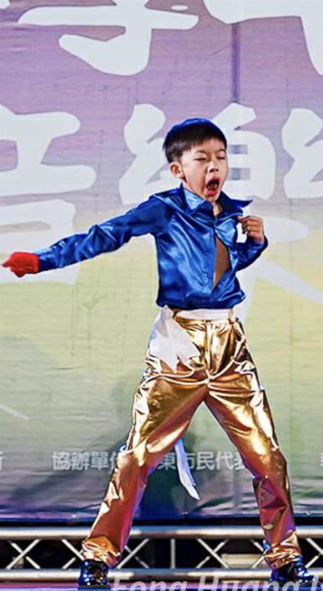 高雄登发国小4年级的林福临，就因跳麦可‧杰克森的舞步维妙维肖，不少人讚誉「麦可再世」。（柯宗纬翻摄）