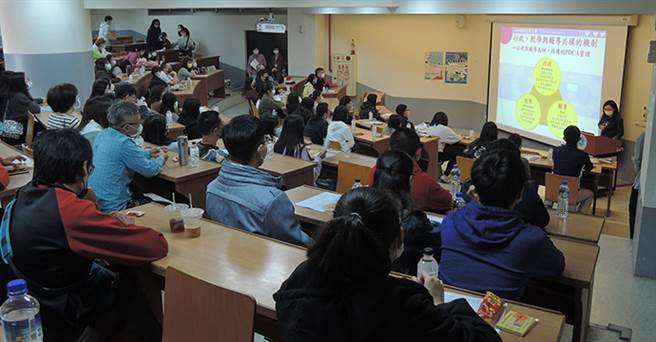 元培日前舉辦校園開放日活動，吸引眾多高中學生及家長參觀，凸顯後疫時代醫護健康產業人力備受重視。（圖/元培大提供）