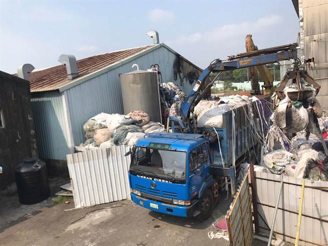 嘉义市环保局追查废弃物产源，今天有业者开始清运。（嘉义市政府提供）