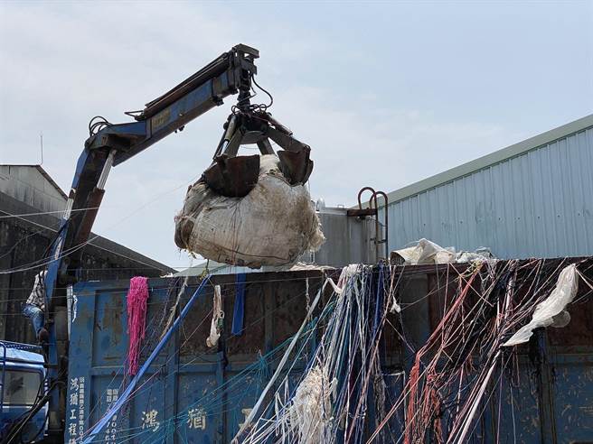 嘉义市青年街非法废弃物处置场，找到产源业者开始清运。（嘉义市政府提供）