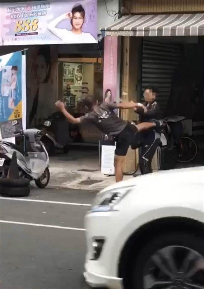 不滿違停遭開單毆打檢舉達人，赫然發現他是恆春警察。（民眾提供／謝佳潾屏東傳真)
