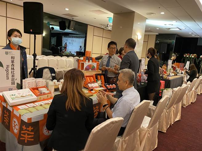 16家飯店業者與全國33家亮點茶莊齊聚，展出特色茶品。（張妍溱攝）