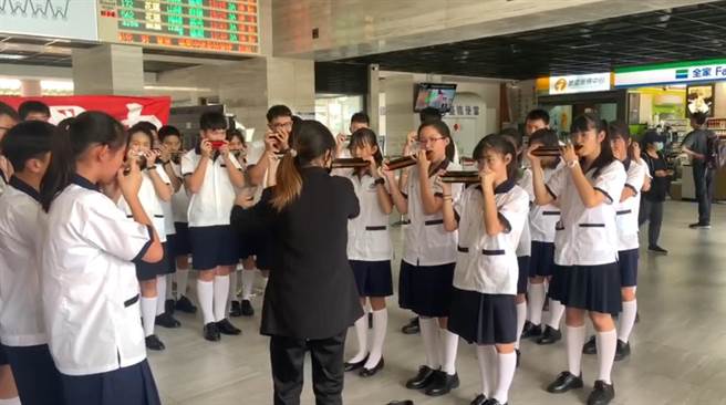 彰化县阳明国中参加「艺曲彰扬」活动后回程之便，口琴乐团的学生们自发到彰化市火车站，以快闪演奏的方式来表达对太鲁阁号402事件的哀悼，也为台铁坚守岗位的员工加油打气，在人来人往中庭空间，吹奏一曲又一曲悠扬的琴音，让不少民眾不禁都停下了脚步，驻足聆听，拍下了感动一刻。（吴敏菁摄）