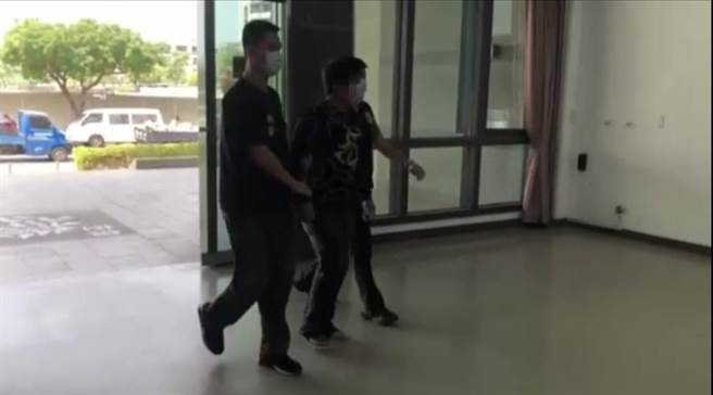 警方逮回從事臨時工的38歲陳姓慣竊。(民眾提供／曹婷婷台南傳真)