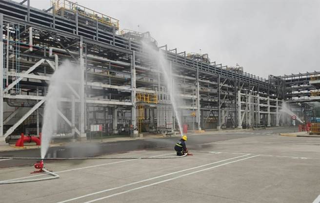 模拟公司室外醋酸储槽泄漏抢救。（姜霏摄）