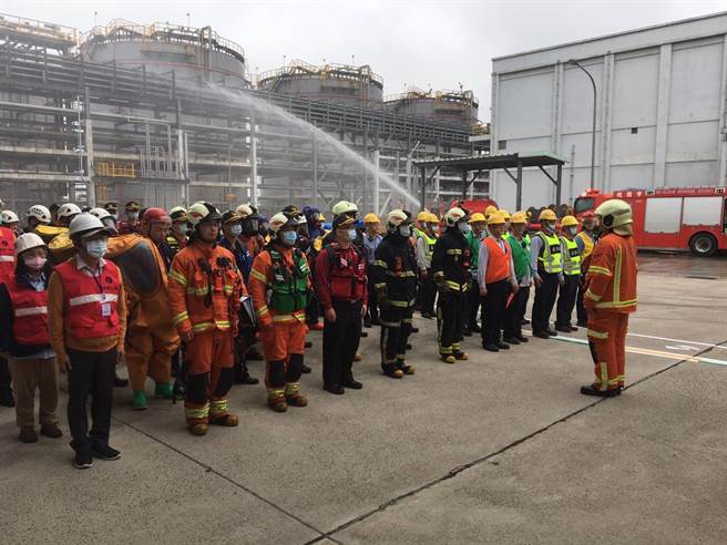 桃园市政府消防局第三大队草漯分队今日上午于观音区亚东石化股份有限公司观音二厂办理化学灾害抢救演练。（姜霏摄）