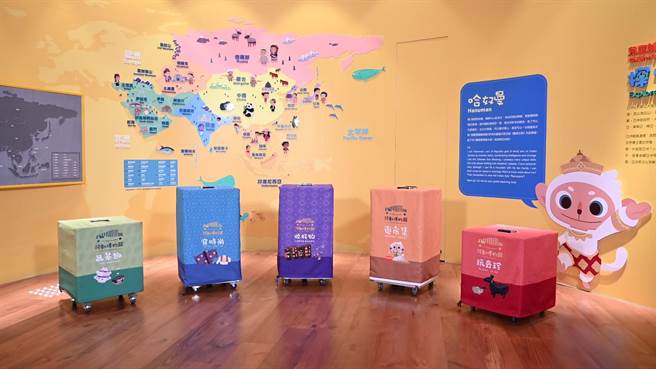 故宫南院以典藏为基础，与顽石生活合作规画「逛市集」、「玩奇珍」、「穿时尚」、「品茶趣」及「收好物」等5款教具箱，荣获2021德国iF设计奖。（故宫南院提供／张亦惠嘉县传真）