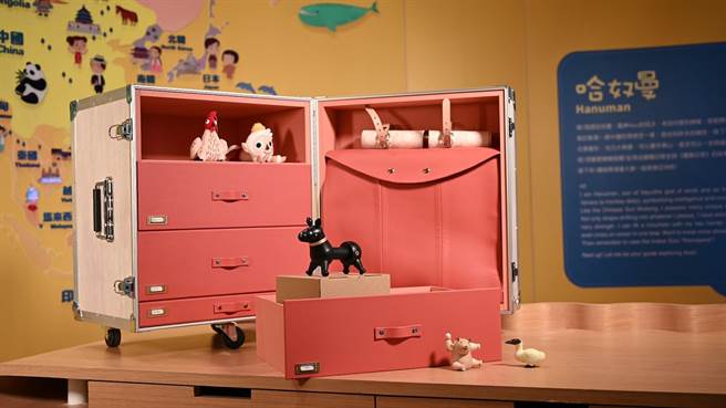 故宫南院以典藏为基础，与顽石生活合作规画「逛市集」、「玩奇珍」、「穿时尚」、「品茶趣」及「收好物」等5款教具箱，荣获2021德国iF设计奖