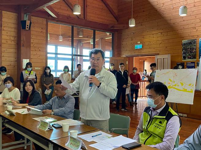 立委陈明文（站立者）安排立院经济委员会到嘉义县考察，决定茶改场南迁地点。（张亦惠摄）