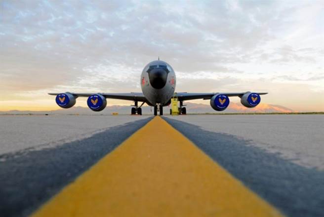 美军空军KC-135同温层堡垒加油机试验驾驶舱即时资讯系统操控无人机首飞，使此一大型加油机能做为无人机的操作平台。（图／美国空军国民警卫队)