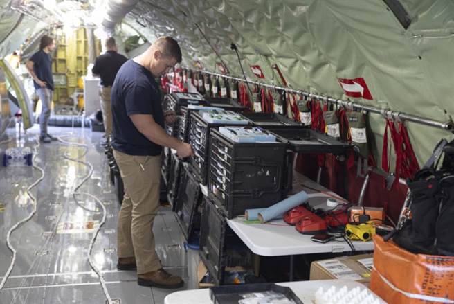 经过RTIC升级后，KC-135使用北约组织标准的Link16数据通讯功能操控无人机。图为犹他航空国民警卫队的第151空中加油联队在KC-135上使用Link16。(图／美国空军国民警卫队)