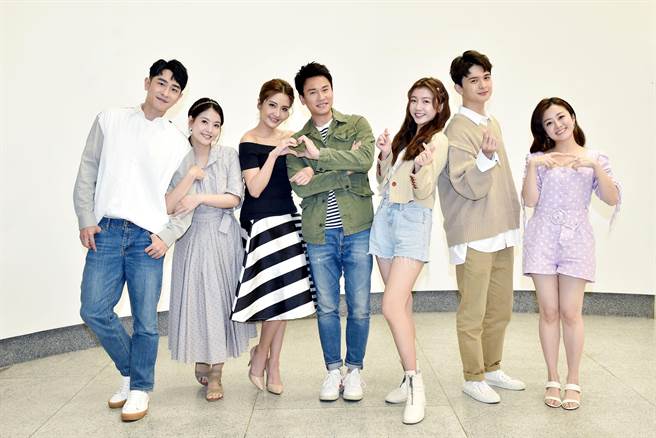 《女力报到》集结三对CP直播「撒狗粮」，左起陈谦文、王乐妍、李宣榕、王建復、优妮、尹彦凯、杨佩洁。（TVBS提供）