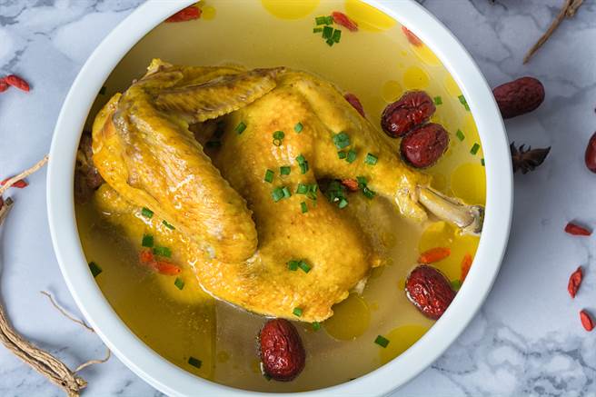 有位网友发现，办桌场合中常见的「炖全鸡汤」，几乎都没有人会吃，关键理由曝光后，引起网友热议。（示意图／Shutterstock）