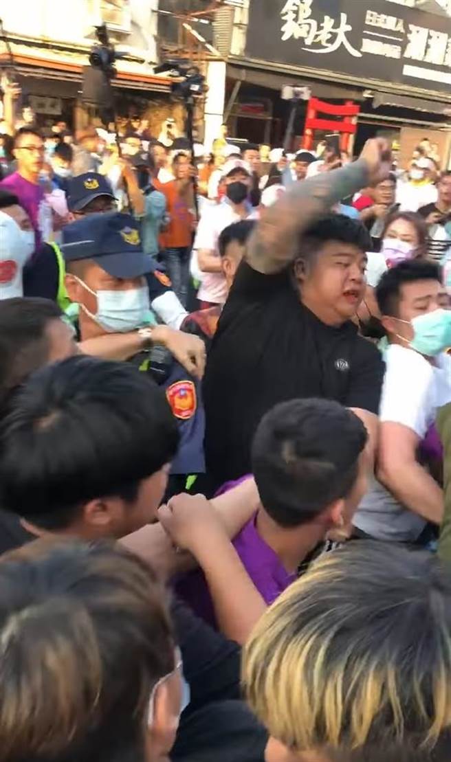 大甲妈遶境活动，15日傍晚5时在北斗市区爆发激烈推挤与肢体衝突。（摘自脸书／谢琼云彰化传真）