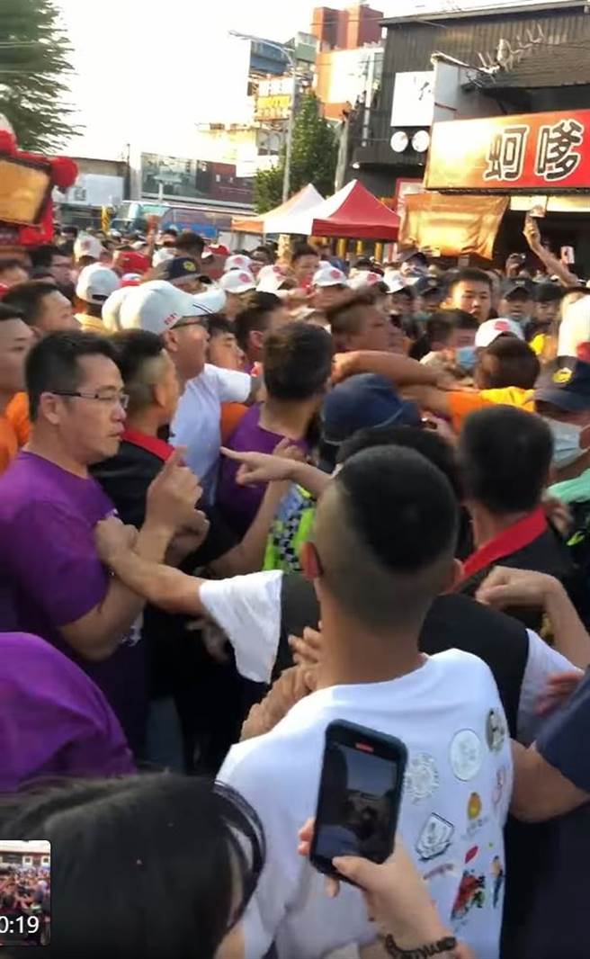 大甲妈遶境活动，15日傍晚5时在北斗市区爆发激烈推挤与肢体衝突。（摘自脸书／谢琼云彰化传真）