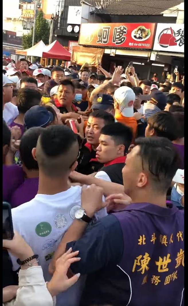大甲妈遶境活动，15日傍晚5时在北斗市区爆发激烈推挤与肢体衝突。（摘自脸书／谢琼云彰化传真）